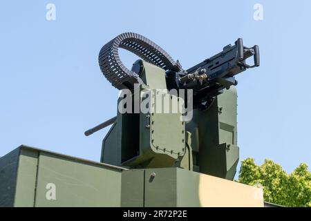 .50 cal M2 Browning de machine à canon lourd sur un véhicule blindé de couleur camouflage vert Banque D'Images