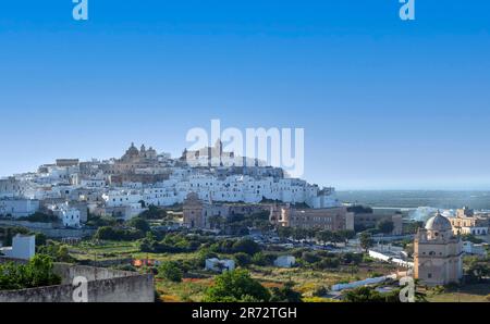 Ville blanche d'Ostuni, Brindisi, Pouilles skyline le sud de l'Italie. L'Europe. Banque D'Images