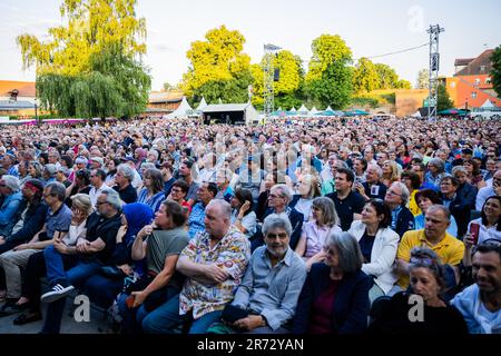 Berlin, Allemagne. 12th juin 2023. Visiteurs du premier des deux concerts allemands de Cat Stevens, également Yusuf, au Zitadelle Spandau. Credit: Christoph Soeder/dpa/Alay Live News Banque D'Images