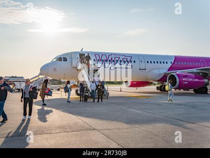 Trévise, Italie - Mai 2023 : passagers débarquant d'un avion Wizzair à l'aéroport de Trévise Canova. Banque D'Images