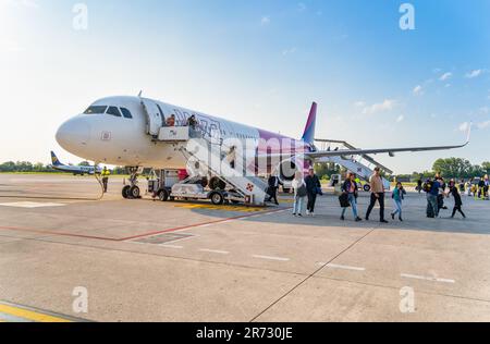 Trévise, Italie - Mai 2023 : passagers débarquant d'un avion Wizzair à l'aéroport de Trévise Canova. Banque D'Images