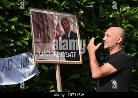 Monza, Italie. 12th juin 2023. L'ancien Premier ministre, le magnat des médias et le propriétaire du club de football SILVIO BERLUSCONI a été déclaré mort à l'âge de 86 ans par les médias italiens. Dans sa résidence d'Arcore, une petite ville près de Monza, des dizaines de milliers voulaient lui rendre hommage avec des fleurs, des drapeaux d'équipe de football et des messages manuscrits.supporter comme un salut final à l'ancien Premier ministre. (Credit image: © Ervin Shulku/ZUMA Press Wire) USAGE ÉDITORIAL SEULEMENT! Non destiné À un usage commercial ! Banque D'Images