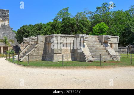 La plate-forme des Eagles et des Jaguars à Chichen Itza, Yucatan, Yucatan Peninsular, Mexique. Banque D'Images