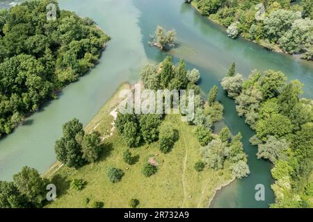 Confluent de la rivière Limmat et de la rivière Aare à Limmatspitz, vue aérienne, Argau, Suisse. Banque D'Images