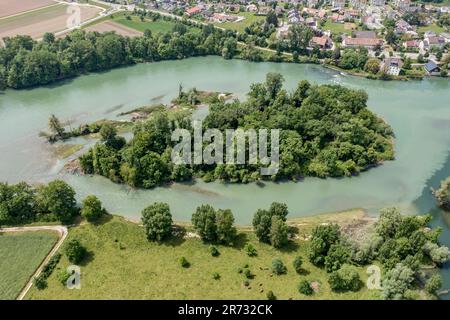 Confluent de la rivière Limmat et de la rivière Aare à Limmatspitz, vue aérienne, Argau, Suisse. Banque D'Images