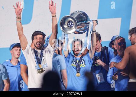 Bernardo Silva #20 de Manchester City lève le trophée de la ligue des champions en altitude lors du défilé de la victoire de Treble à Manchester City sur la place St Peter, Manchester, Royaume-Uni, 12th juin 2023 (photo de Mark Cosgrove/News Images) Banque D'Images