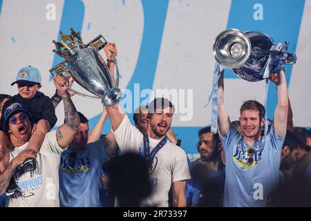 Kevin de Bruyne #17, Aymeric Laporte #14 et Ederson #31 de Manchester City lèvent les trophées sur scène lors du défilé de la victoire de Treble à Manchester City à la place St Peter, Manchester, Royaume-Uni, 12th juin 2023 (photo de Mark Cosgrove/News Images), le 6/12/2023. (Photo de Mark Cosgrove/News Images/Sipa USA) crédit: SIPA USA/Alay Live News Banque D'Images