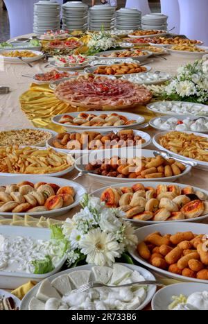 Table avec un grand buffet. Restauration avec divers types de nourriture Banque D'Images