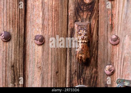 Belle petite décoration de la main de Fatima à la porte d'une maison dans un village marocain dans l'anti-Atlas Banque D'Images