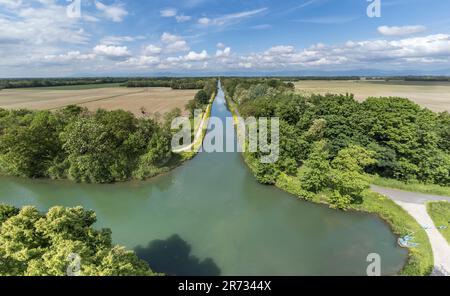 Vue aérienne du chenal historique de Colmar, à la jonction avec le chenal historique Rhin-Rhône (devant), France Banque D'Images