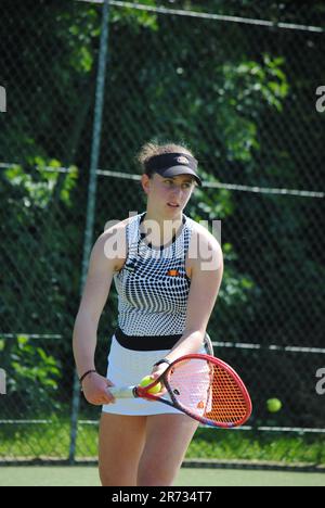 Amélie, joueur de tennis GB en position de service prêt. Kit de raquette et d'Ellesse Yonex Banque D'Images