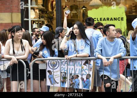 Manchester, Royaume-Uni. 12th juin 2023. Un fan tient un écriteau maison sur le joueur de Man City Kalvin Phillips tandis que les fans attendent que le Manchester City football Club se prépare à organiser un défilé de victoire en bus à ciel ouvert dans le centre de Manchester, au Royaume-Uni, pour marquer la victoire des aigus : La Premier League, la FA Cup et la Champions League. Samedi, Man City a battu Inter Milan à Istanbul pour obtenir la victoire de la Ligue des Champions. La parade des bus à toit ouvert a traversé le centre-ville de Manchester et a été suivie par de grandes foules enthousiastes, malgré un orage et de fortes pluies. Crédit : Terry Waller/Alay Live News Banque D'Images