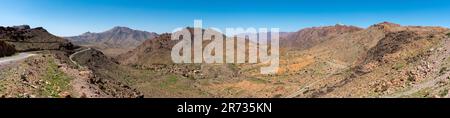 Grande vue panoramique sur la vallée de l'Ammeln dans les montagnes de l'anti-Atlas au printemps, au Maroc Banque D'Images