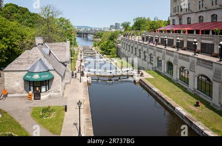 Écluses du canal Rideau le long de l'hôtel de luxe Fairmont Château Laurier au centre-ville d'Ottawa, Ontario, Canada, le 27 mai 2023 Banque D'Images