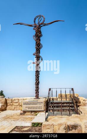 La Croix de Serpentine, symbolique du serpent de bronze pris par Moïse dans le désert et de la croix sur laquelle Jésus a été crucifié. Mt Nebo, Jordanie. Banque D'Images