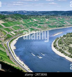 Vue panoramique sur les motomarines qui descendent le Rhin au milieu d'une vallée escarpée remplie de vignobles, vue depuis un sommet de montagne près de Boppard. Banque D'Images