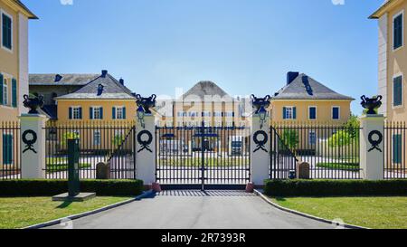 Portes d'entrée menant au domaine immaculé de Schloss Johannesberg Estate and Winery dans la région de Rheingau, Rudesheim, Allemagne. Banque D'Images