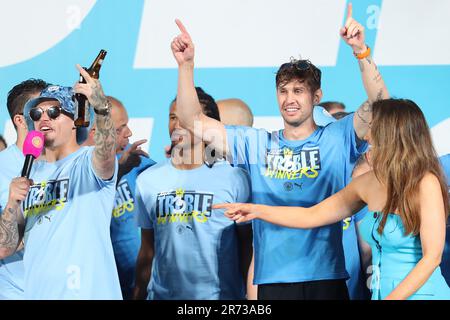 Manchester, Royaume-Uni. 12th juin 2023. John Stones et Kalvin Phillips de la ville de Manchester lors du défilé de la victoire de la ville de Manchester pour la coupe d'Europe, la coupe FA et la première ligue, dans les rues de Manchester, dans le nord de l'Angleterre sur 12 juin 2023 (photo de Phil Bryan/Alamy Live News) Credit: Philip Bryan/Alamy Live News Banque D'Images