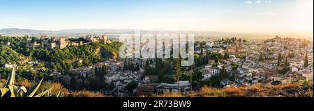 Vue panoramique sur les collines de Grenade avec l'Alhambra au coucher du soleil - Grenade, Andalousie, Espagne Banque D'Images