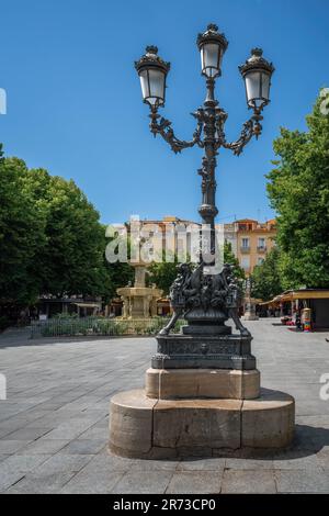 Lampadaire à la place Plaza de Bib-Rambla - Grenade, Andalousie, Espagne Banque D'Images