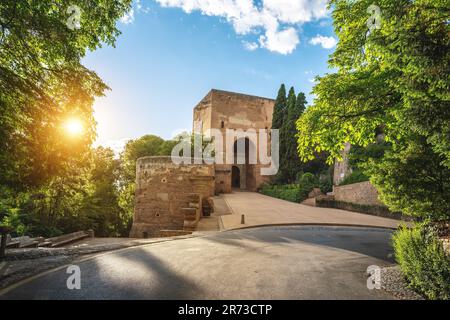 Porte de justice (Puerta de la Justicia) à l'Alhambra au coucher du soleil - Grenade, Andalousie, Espagne Banque D'Images