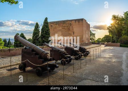 Vieux canons français et porte de justice (Puerta de la Justicia) à l'Alhambra - Grenade, Andalousie, Espagne Banque D'Images