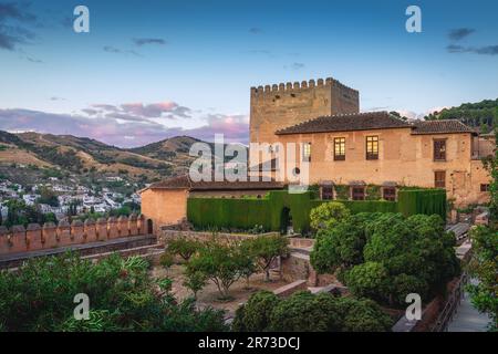 Vue extérieure des palais Nasrid de l'Alhambra au coucher du soleil - Grenade, Andalousie, Espagne Banque D'Images