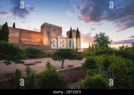 Plaza de los Algybes (place des citernes) avec les tours Alcazaba dans la forteresse de l'Alhambra au coucher du soleil - Grenade, Andalousie, Espagne Banque D'Images