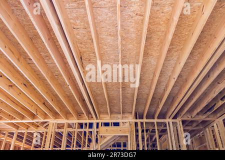 Lors de la construction de l'aménagement de poutre de charpente solives soutient le cadre de treillis pour la nouvelle maison en bois Banque D'Images