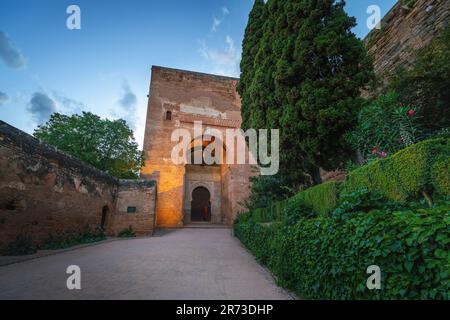 Porte de justice (Puerta de la Justicia) à l'Alhambra au coucher du soleil - Grenade, Andalousie, Espagne Banque D'Images