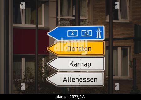 Photo d'un panneau allemand indiquant diverses directions, notamment le chemin vers l'autoroute allemande d'Essen et les villages locaux: Dorsten, Karnap et Al Banque D'Images