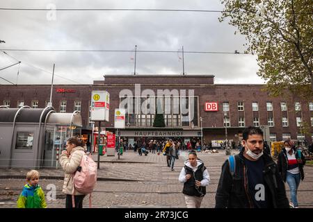 Photo de la façade principale de la gare de Düsseldorf Hbf à Düsseldorf, Allemagne. Düsseldorf Hauptbahnhof est la gare principale de Düsseldorf Banque D'Images