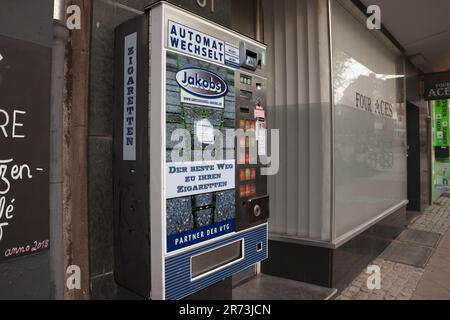 Photo d'un zigarettenautomate allemand, une machine à cigarettes à Aix-la-Chapelle, en Allemagne. Une machine à cigarettes est un distributeur automatique qui distribue des paquets de cigaries Banque D'Images