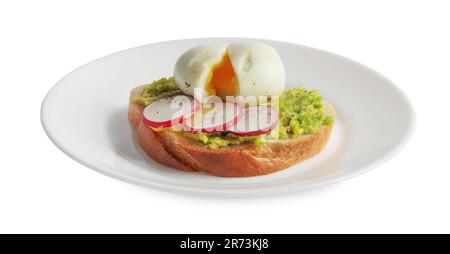 Délicieux sandwich avec des œufs durs, une purée d'avocat et des tranches de radis isolées sur du blanc Banque D'Images