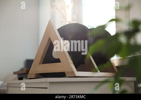 Disques en vinyle et lecteur sur table en bois blanc à l'intérieur Banque D'Images