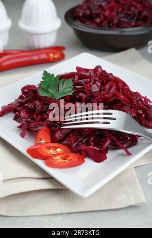 Choucroute au chou rouge avec piment et persil servis sur table légère Banque D'Images