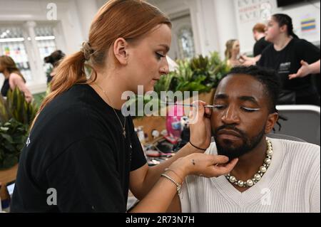 Londres, Royaume-Uni. 12 juin 2023. Coulisses de la London Fashion week 2023 - University of East London - Student Emerging Designer Show and Presentation au Great Hall, University of East London, Stratford Campus. Crédit : voir Li/Picture Capital/Alamy Live News Banque D'Images