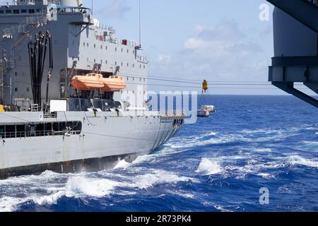 Le navire d'assaut amphibie USS America (LHA-6) effectue un réapprovisionnement en mer avec le ravitailleur de la flotte du Commandement militaire du transport maritime USNS Yukon (T-AO-202) dans l'océan Pacifique, au 9 juin 2023. Un RAS livre de la nourriture, des fournitures, du carburant et du courrier aux marins et aux Marines pendant le travail. L'unité expéditionnaire maritime de 31st opère à bord de navires du America Amphiobie Ready Group dans la zone d'opérations de la flotte de 7th afin d'améliorer l'interopérabilité avec les alliés et les partenaires et de servir de force de réaction prête à l'emploi pour défendre la paix et la stabilité dans la région Indo-Pacifique. (É.-U. Photo du corps marin par lance C Banque D'Images