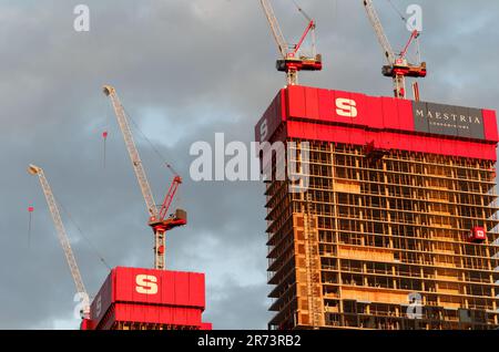 Grues en plus d'un nouveau grand projet d'appartement en construction à Montréal, Canada Banque D'Images