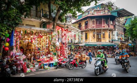 Hanoï, Vietnam, 14 novembre 2022 : exposition lumineuse d'un magasin de Noël dans le quartier français de Hanoï, Vietnam Banque D'Images