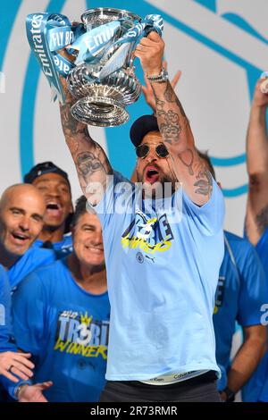 Manchester, Royaume-Uni. 12th juin 2023. Kyle Walker de Manchester City lève la FA Cup lors de leur Treble Winning Victory Parade qui se termine à l'hôtel de ville de Manchester. Date de la photo : 12th juin 2023. Crédit photo à lire: Gary Oakley/Sportimage crédit: Sportimage Ltd/Alay Live News Banque D'Images