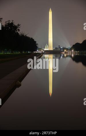 Le Washington Monument et le bâtiment du Capitole après une nuit de réflexion dans la piscine à réflexion le long du National Mall à Washington DC Banque D'Images