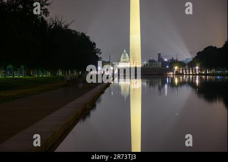 Le Washington Monument et le bâtiment du Capitole après une nuit de réflexion dans la piscine à réflexion le long du National Mall à Washington DC Banque D'Images