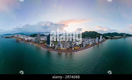 5 juin 2023 : vue panoramique sur la ville côtière de Nha Trang, Vietnam Banque D'Images