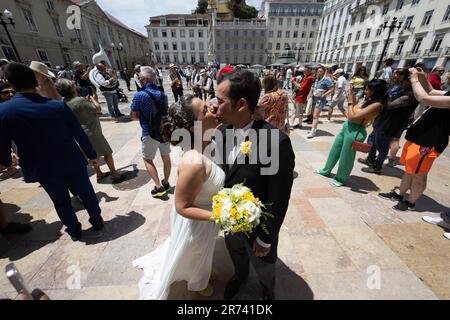 Lisbonne, Portugal. 12th juin 2023. Un nouveau couple a vu s'embrasser lors de la célébration des mariages collectifs en l'honneur du saint patron de la ville de Lisbonne. Chaque 12 juin, à la veille de la célébration de Saint Le jour d'Anthony, Saint patron de la ville et du mariage, la ville de Lisbonne vit l'un de ses moments les plus historiques et culturels, où des dizaines de couples célèbrent le mariage de leurs rêves lors d'une journée unique et spéciale. L'événement est organisé par le Conseil municipal de la ville. Crédit : SOPA Images Limited/Alamy Live News Banque D'Images