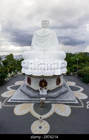 6 juin 2023 : Pagode de long fils, qui abrite la plus grande statue de Bouddha de la ville de Nha Trang, province de Khanh Hoa, Vietnam Banque D'Images