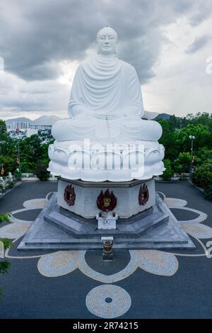 6 juin 2023 : Pagode de long fils, qui abrite la plus grande statue de Bouddha de la ville de Nha Trang, province de Khanh Hoa, Vietnam Banque D'Images