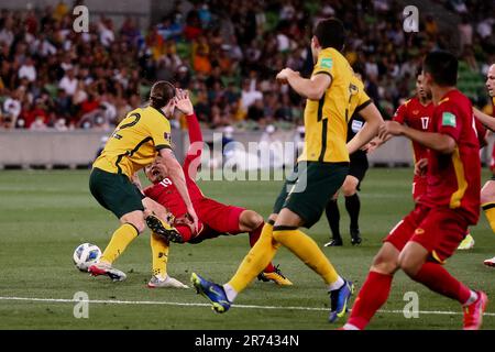 Melbourne, Australie, 27 janvier 2022.Quang Hai Nguyen du Vietnam tombe après avoir fait un coup de pied lors du match de football de qualification de la coupe du monde entre l'Australie Socceroos et le Vietnam le 27 janvier 2022 à l'AAMI Park à Melbourne, en Australie.Crédit : Dave Helison/Speed Media/Alamy Live News Banque D'Images