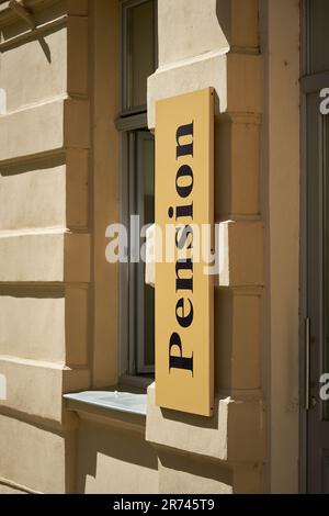 Panneau pour une pension dans le centre-ville de Magdeburg en Allemagne Banque D'Images