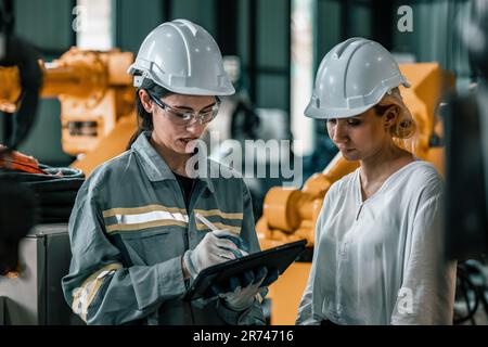 Le superviseur robotique offre des services de machines robotisées aux clients afin d'améliorer l'efficacité de leurs processus opérationnels et de fabrication. Soins, confiance et Banque D'Images